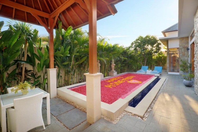 Holl Villa - Pool with Flower Decoration