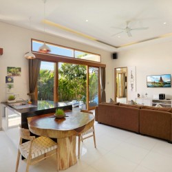 Holl Villa - Dining and Living Area