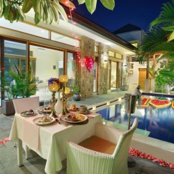 Holl Villa - Dining Area and Pool with Decoration at Evening