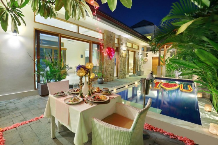 Holl Villa - Dining Area and Pool with Decoration at Evening