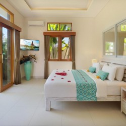 Holl Villa - Bedroom One