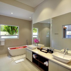 Holl Villa - Bathroom One