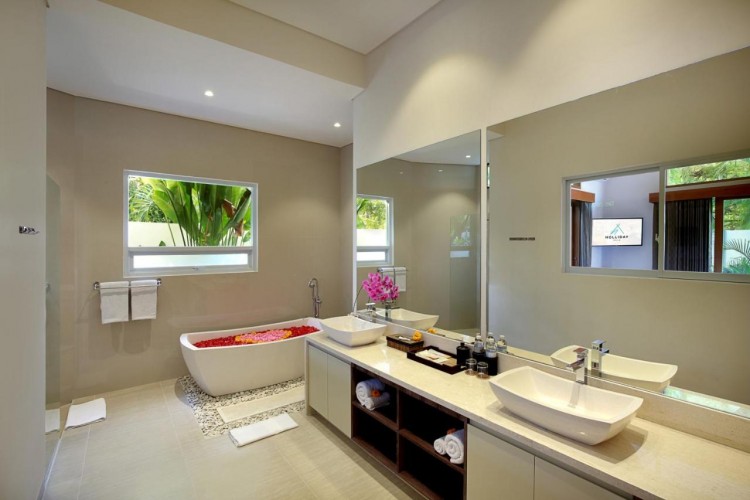 Holl Villa - Bathroom One