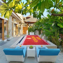 Holl Villa - Pool with Decoration and Sunbed