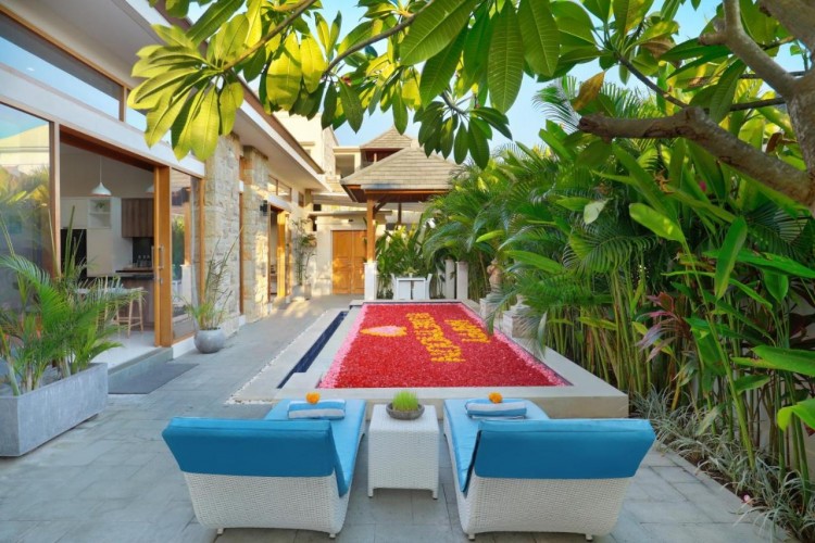 Holl Villa - Pool with Decoration and Sunbed