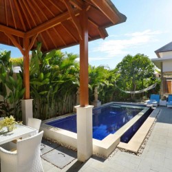 Holl Villa - Dining Area and Pool