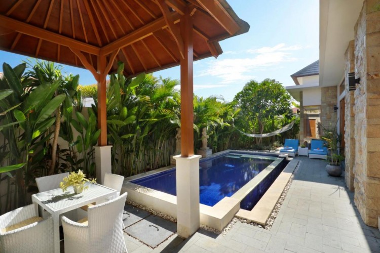 Holl Villa - Dining Area and Pool