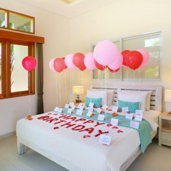 Holl Villa - Bed with Birthday Decoration