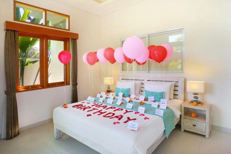 Holl Villa - Bed with Birthday Decoration