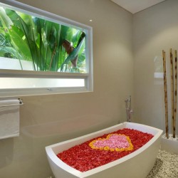 Holl Villa - Bathtub with Decoration