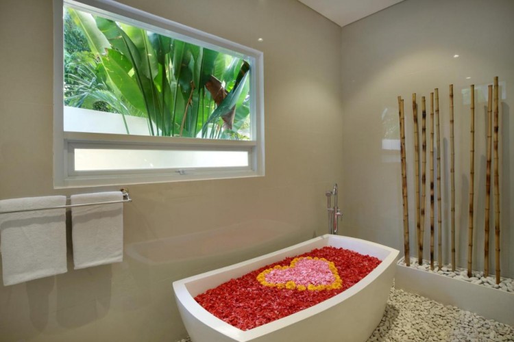 Holl Villa - Bathtub with Decoration