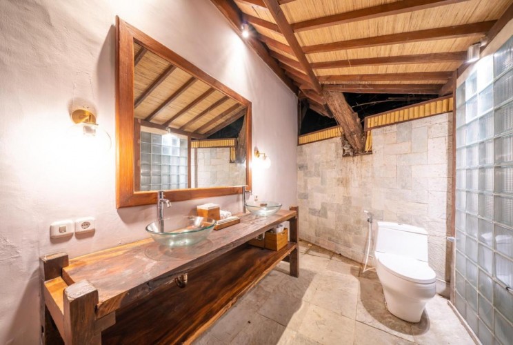 Villa Tirtadari - Wash Basin in Bathroom Three
