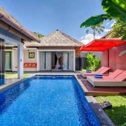Villa Jerami - Pool and Sunbeds