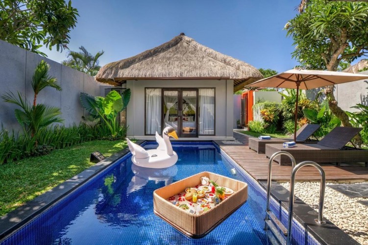 Villa Jerami - Swimming Pool with Pool Fence and Floating Breakfast