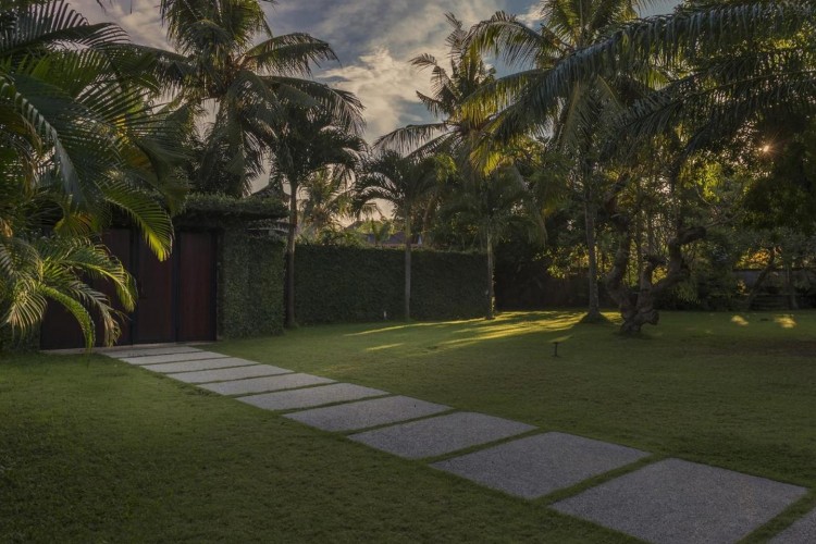 Villa Manis Canggu - Garden and Pathwalk