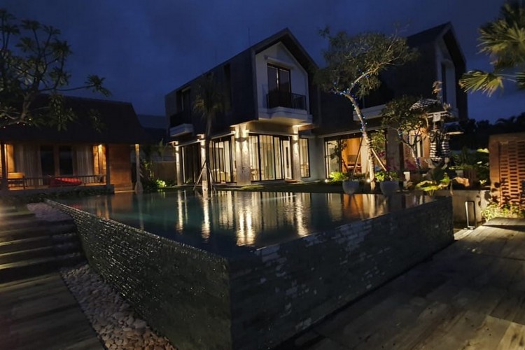 Villa Cahaya - Stunning Villa at Evening