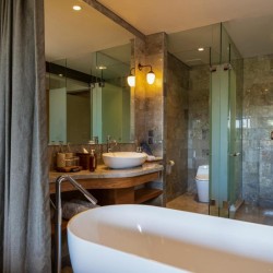 Adiwana Bisma Ubud - bathroom with Bathtub