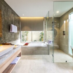 Villa Daun Lebar - Spacious Bathroom with Bathtub