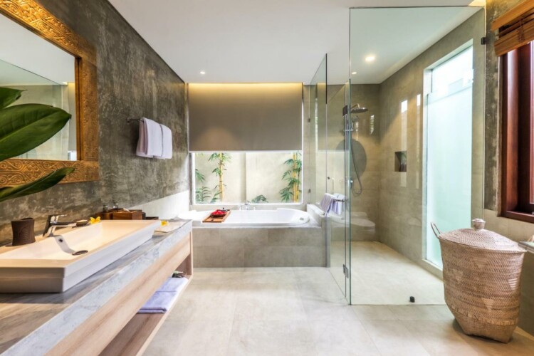 Villa Daun Lebar - Spacious Bathroom with Bathtub