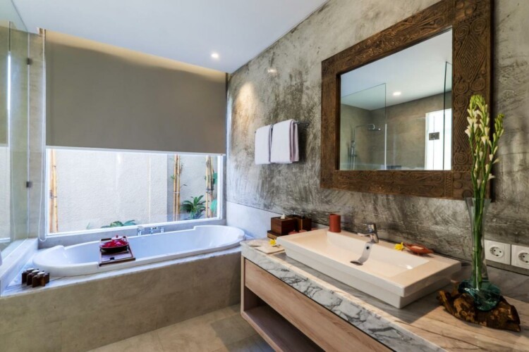 Villa Daun Lebar - Bathroom with Bathtub