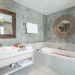 Villa Daun Lebar - Ensuite Bathroom with Bathtub