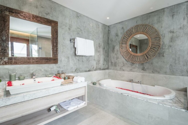 Villa Daun Lebar - Ensuite Bathroom with Bathtub