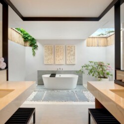 Villa Uma Tirtha - Bathroom with Bathtub