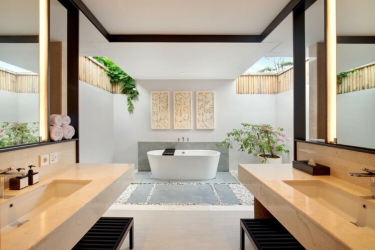 Villa Uma Tirtha - Bathroom with Bathtub