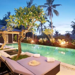 Villa Uma Tirtha - Sunloungers and Pool at Dusk