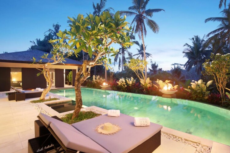 Villa Uma Tirtha - Sunloungers and Pool at Dusk