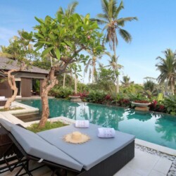Villa Uma Tirtha - Sunlongers and Pool with Jungle View