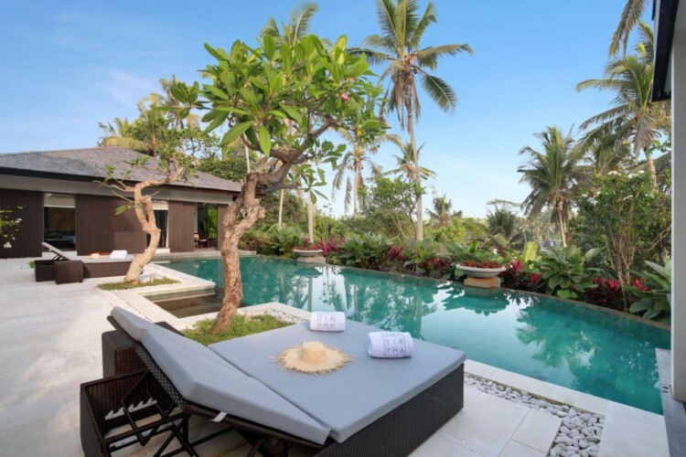 Villa Uma Tirtha - Sunlongers and Pool with Jungle View
