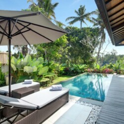 Villa Uma Tirtha - Sunloungers and Pool